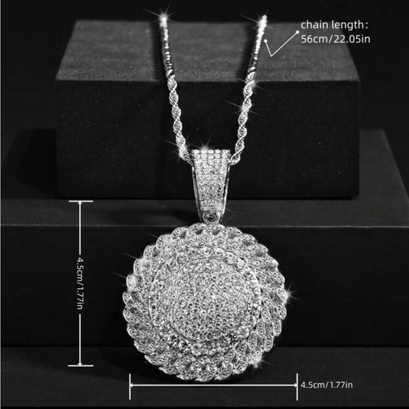 Elegant Silver Pendant Necklace - Picture 3 of 3